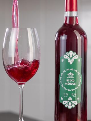 🍒✨ Višňové Bzůčo Sladké, svěží a tak akorát rebelský doušek. Tohle není medovina – tohle je ovocné víno, kde se potkává...