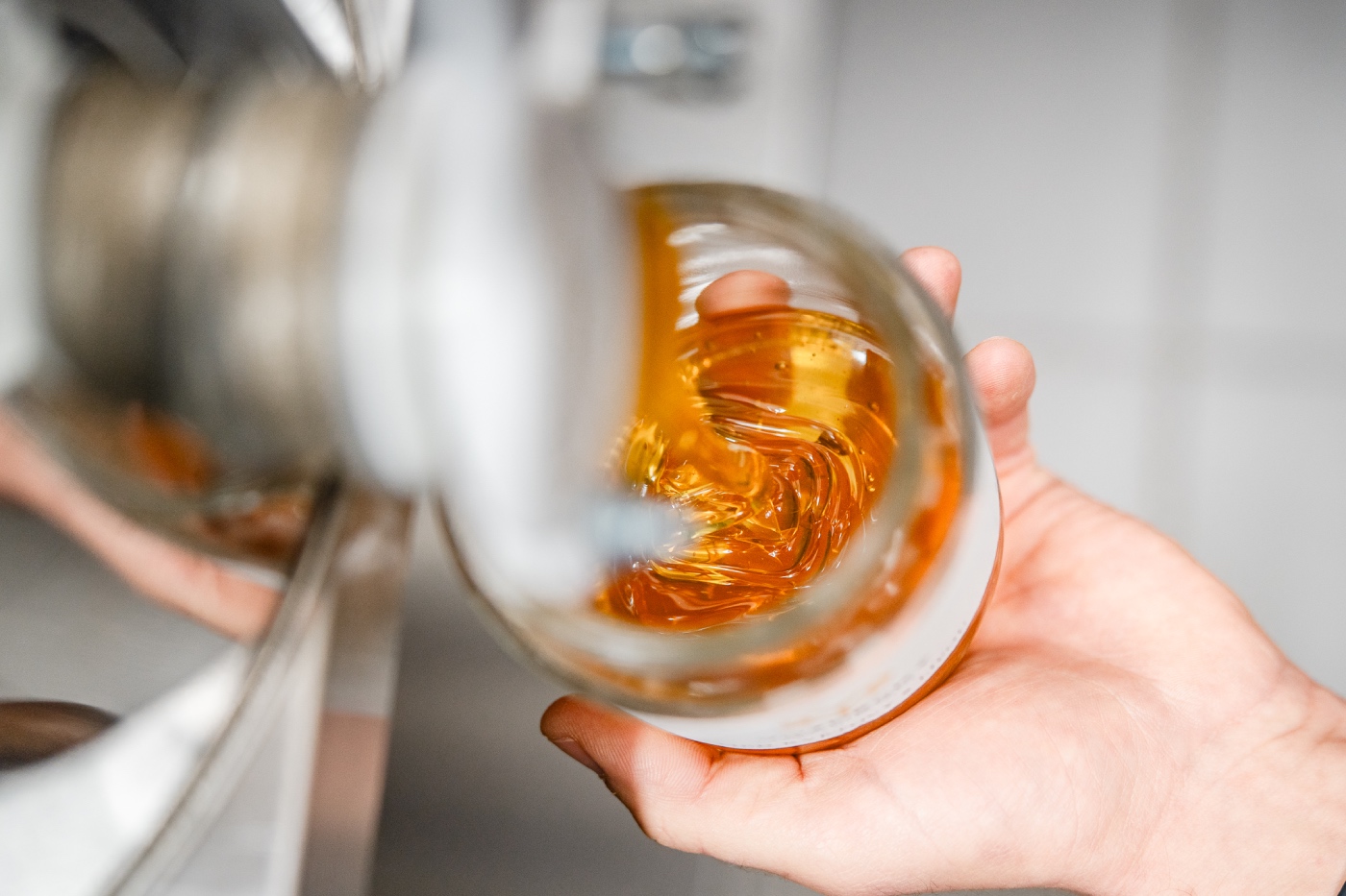 Stáčení medu detail