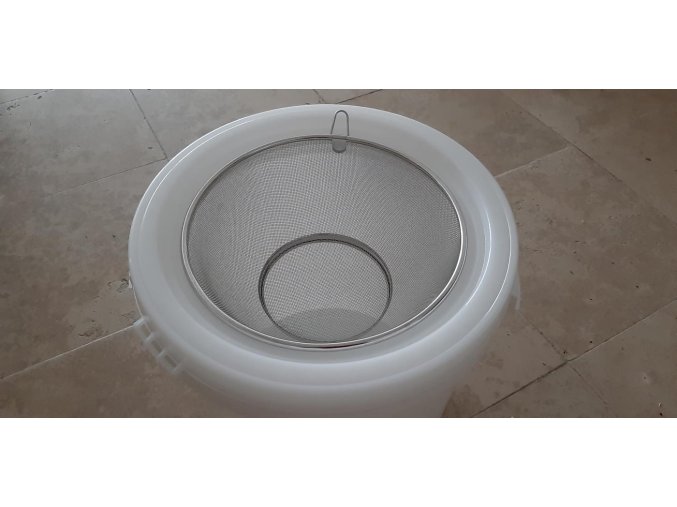 cedidlo na plastovú nadobu 38 40 kg, vypuklé, veľké www.vcelieuleb10.sk