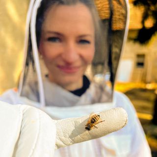 Co plánujete o víkendu vy?🐝☀️ Napište to jako emoji: 🧑🏼‍💻 práce / 🚶🏼‍♀️‍➡️ procházka / 🌷🌼zahrada / 🚴🏼‍♀️ kolo /👫 rande / ❓...