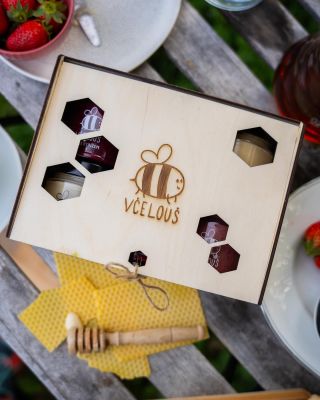 ✨ Objevte chuť přírody v každé lžičce! ✨ Naše originální dárková krabička ochuceného medu je perfektním způsobem, jak...