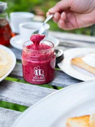 🍯 Med s brusinkami – zkuste a zamilujete se! Sladký med a kyselé brusinky? Kombinace, která funguje na toastu, palačinkách...