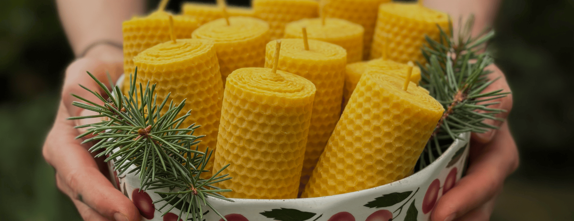 Motané svíčky z včelího vosku