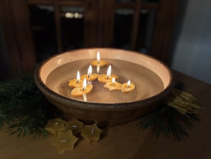 Plovoucí svíčky z včelího vosku v látkovém pytlíčku – sada 6 ks