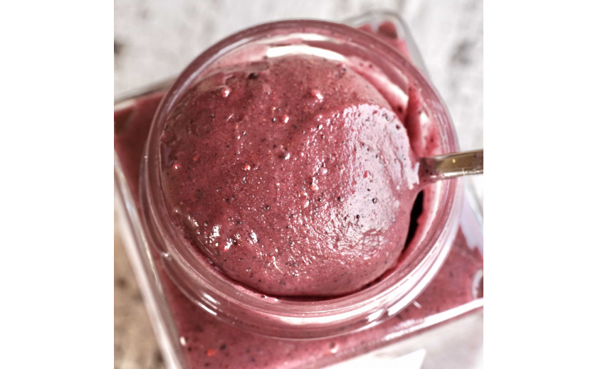 Včelí med zmiešaný s morušou a černicou