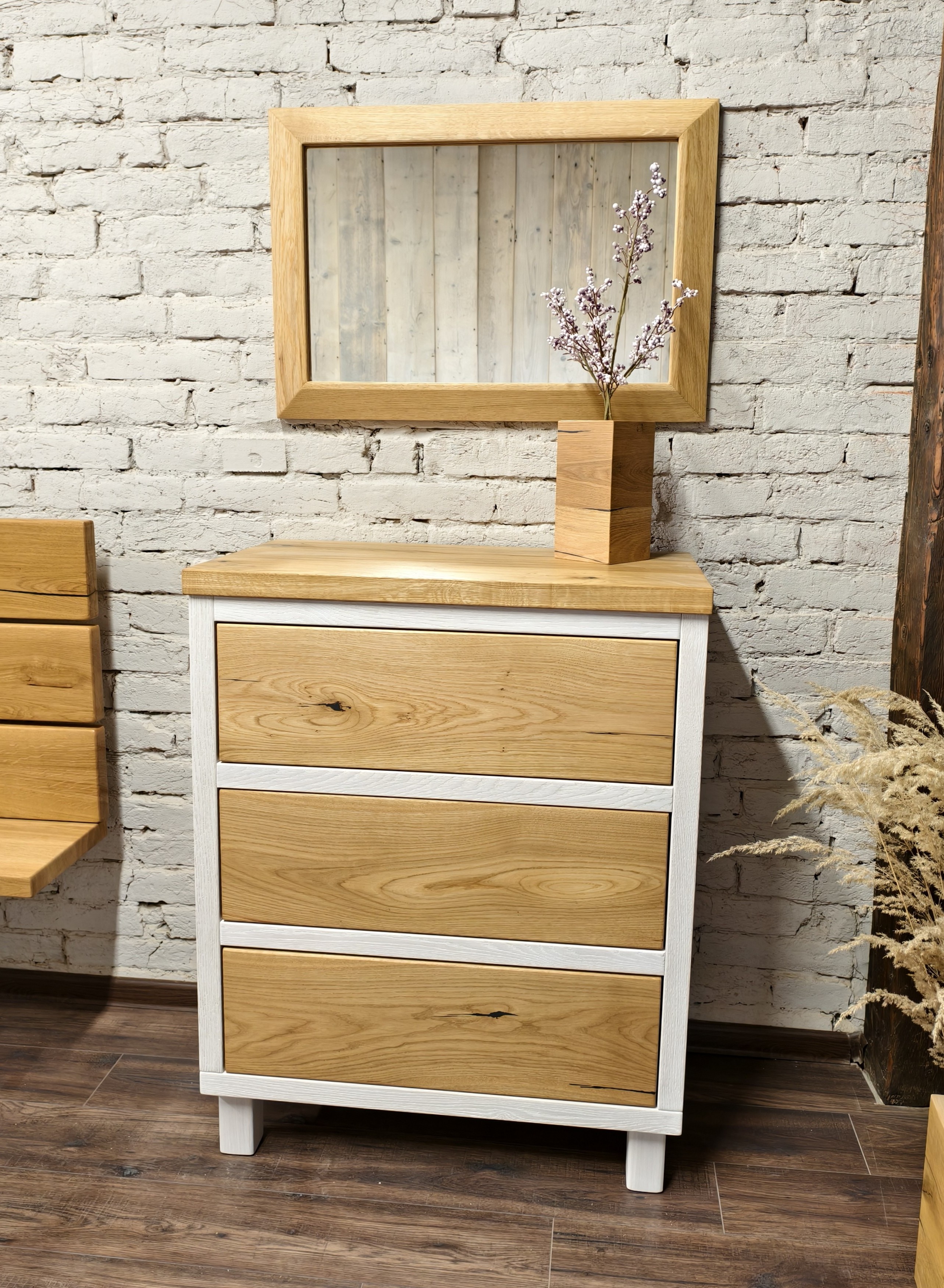 Masivní komoda Hith