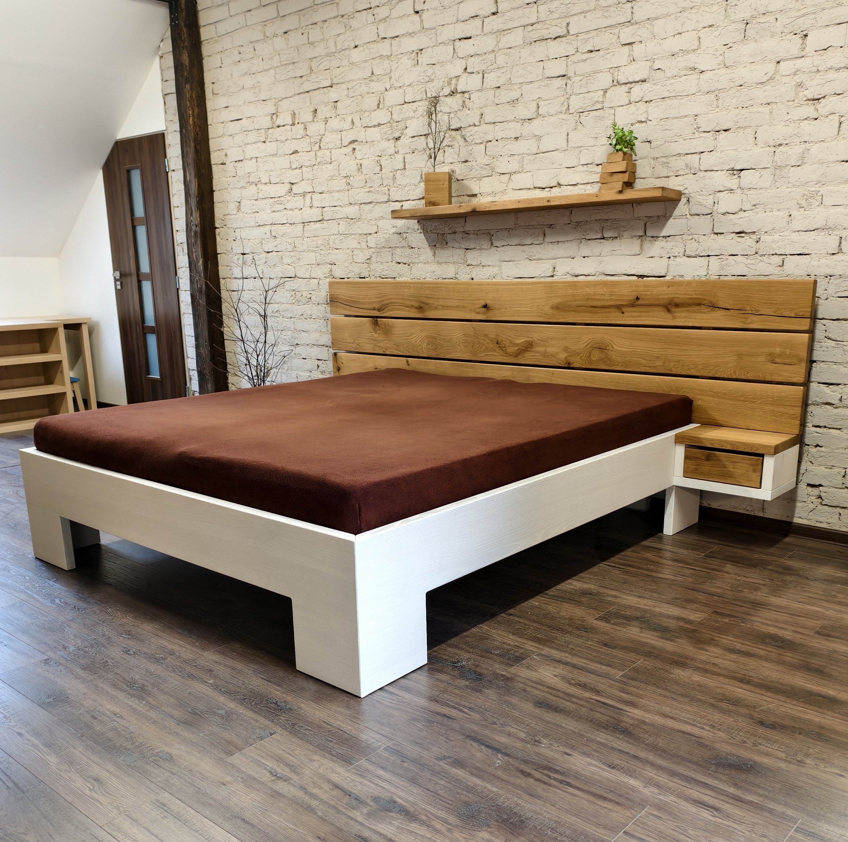 Masivní manželská postel