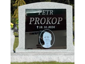 sklenena nahrobni deska na hrob