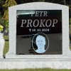 sklenena nahrobni deska na hrob