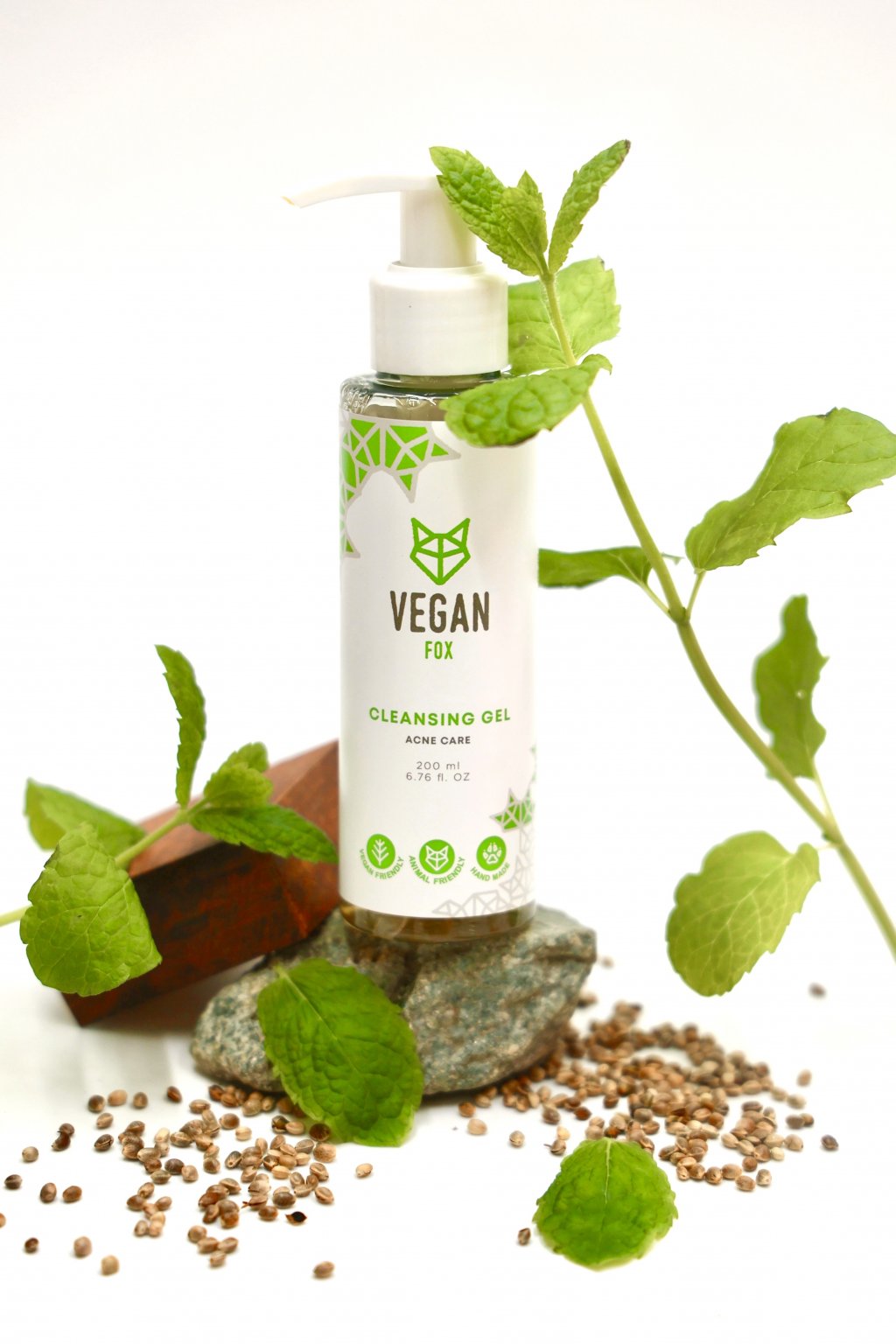 Akne_pece_cistici_gel_pro_aknozni_plet_Vegan_Fox_01