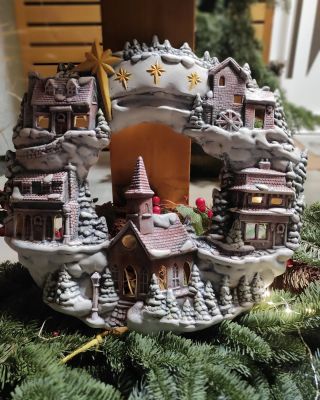 I vy můžete mít tuto nádheru věnec vánoční město najdete u nás na eshopu a mnohem víc. Krásné originální dárky pořídíte...