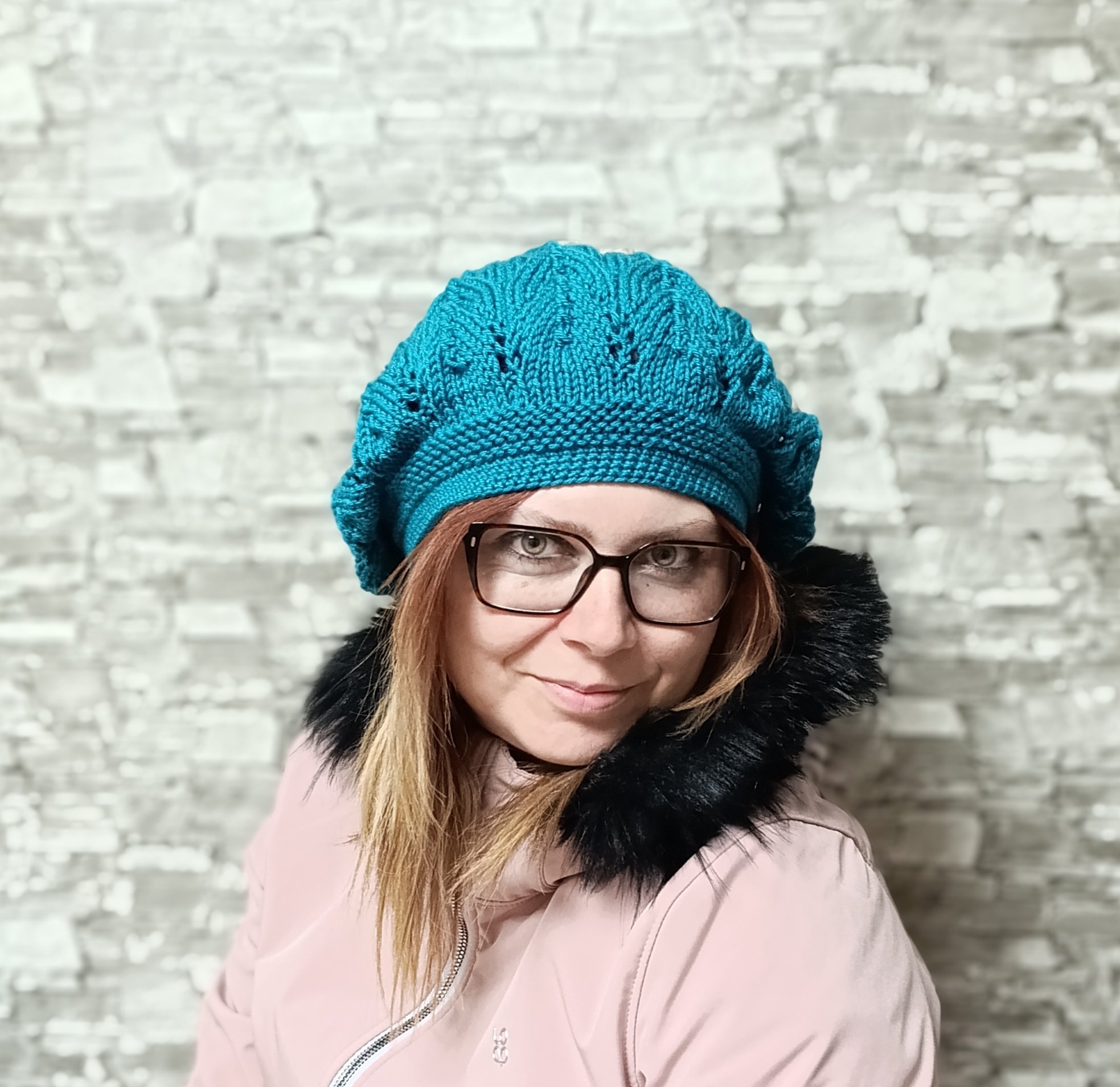 Ručně pletené barety: Nadčasový módní doplněk s osobitým kouzlem