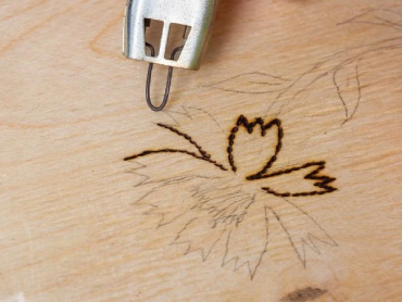 Ako sa zbaviť chýb a ceruzkových liniek pri vypaľovaní do dreva