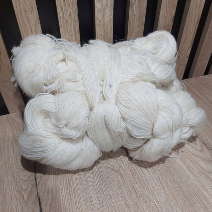 Ručně předená vlněná příze 1 kg přírodní bílá 100% ovčí vlna