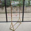 1381 1 stojak metalowy zloty z4 180cm