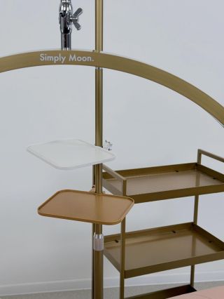 ✨ Nové držáky na lampy Simply Moon ✨ Totálně praktické řešení pro vaši každodenní práci v salonu. Držáky umožňují mít vše...