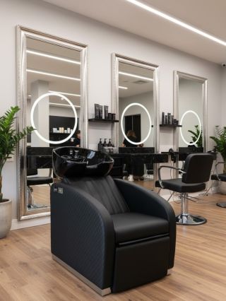 Novinky ve světě kadeřnictví ✨ Moderní salony dnes jdou mnohem dál než jen ke krásným vlasům. Důležitý je celý zážitek –...