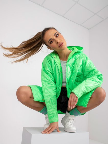 ZELENÁ LESKLÁ PROŠÍVANÁ BUNDA ELEANOR S KAPUCÍ