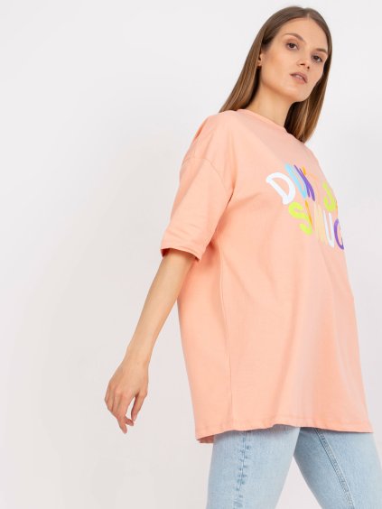 SVĚTLE ORANŽOVÉ DÁMSKÉ OVERSIZE TRIČKO S NÁPISEM