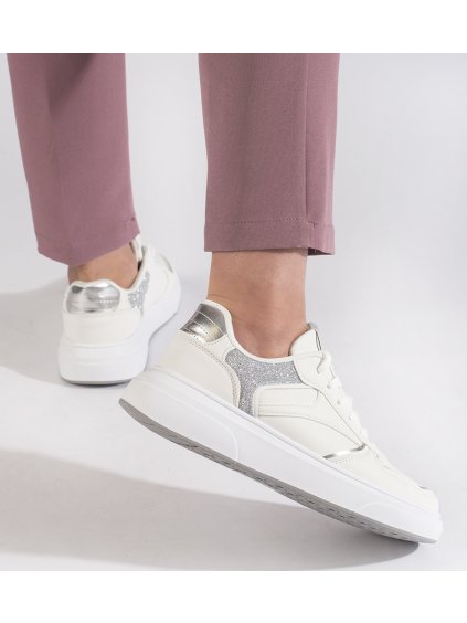 BÍLÉ SNEAKERSY SE STŘÍBRNÝMI DETAILY
