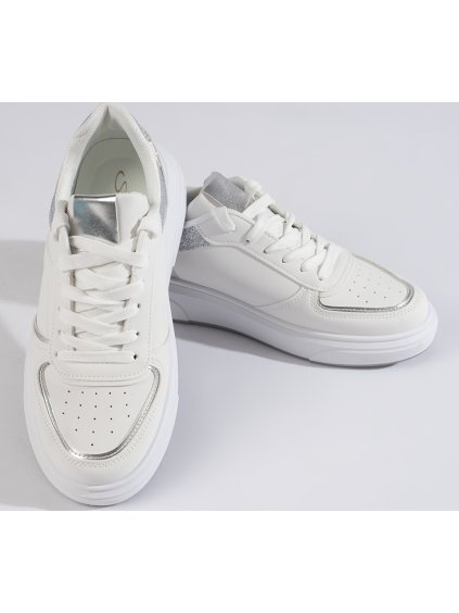 BÍLÉ SNEAKERSY SE STŘÍBRNÝMI DETAILY