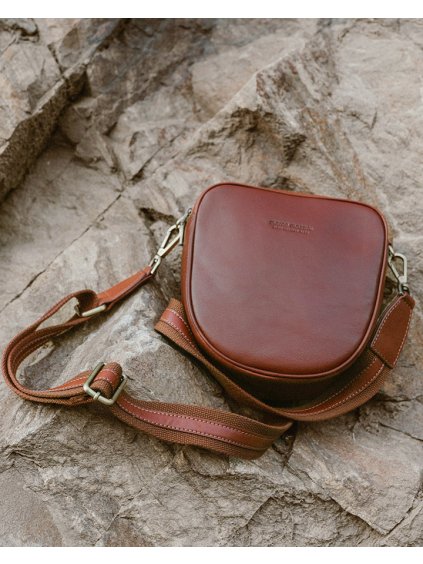 MARCO MAZZINI HNĚDÁ MENŠÍ CROSSBODY VE TVARU PODKOVY