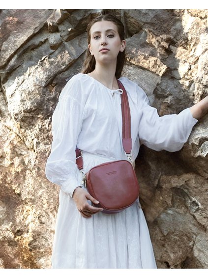 MARCO MAZZINI HNĚDÁ MENŠÍ CROSSBODY VE TVARU PODKOVY