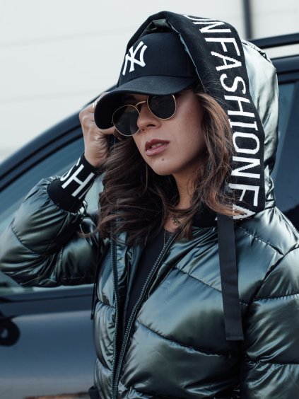 TMAVĚ ZELENÁ PROŠÍVANÁ ASYMETRICKÁ BUNDA FASHION CHIC