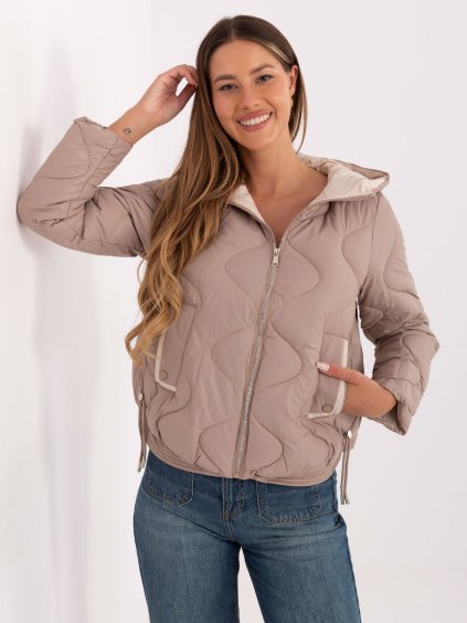 BÉŽOVÁ DÁMSKÁ PROŠÍVANÁ PŘECHODOVÁ BUNDA S KAPUCÍ (Velikost M)