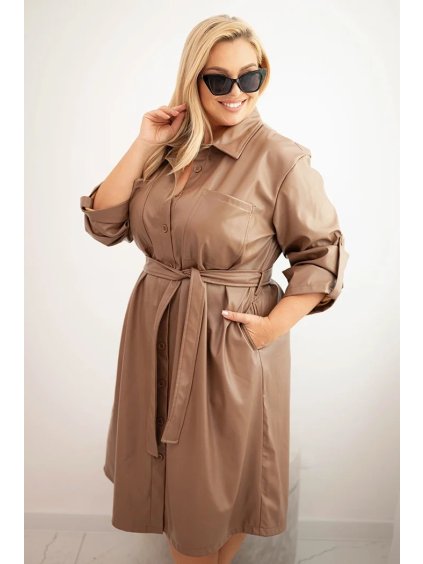 SVĚTLE HNĚDÉ KOŽENKOVÉ PLUS SIZE ŠATY S PÁSKEM A LÍMEČKEM (Velikost 2XL/3XL)
