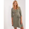 KHAKI KOKTEJLOVÉ ŠATY S PÁSKEM A OZDOBNÝMI KNOFLÍKY (Velikost 36)