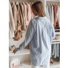 BÍLO-MODRÁ DÁMSKÁ DLOUHÁ OVERSIZE KOŠILE S KAMÍNKY BLUSENA (Velikost ONE SIZE)