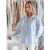 BÍLO-MODRÁ DÁMSKÁ OVERSIZE KOŠILE S PRODLOUŽENOU ZADNÍ ČÁSTÍ SAMONE (Velikost ONE SIZE)