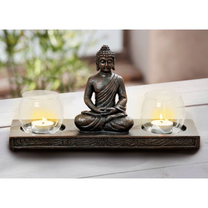 Sada dvou svícnů se sedícím Buddhou