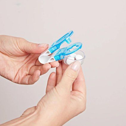 Pomůcka na vyjmutí tablet