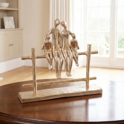 Soška Rodina na zábradlí