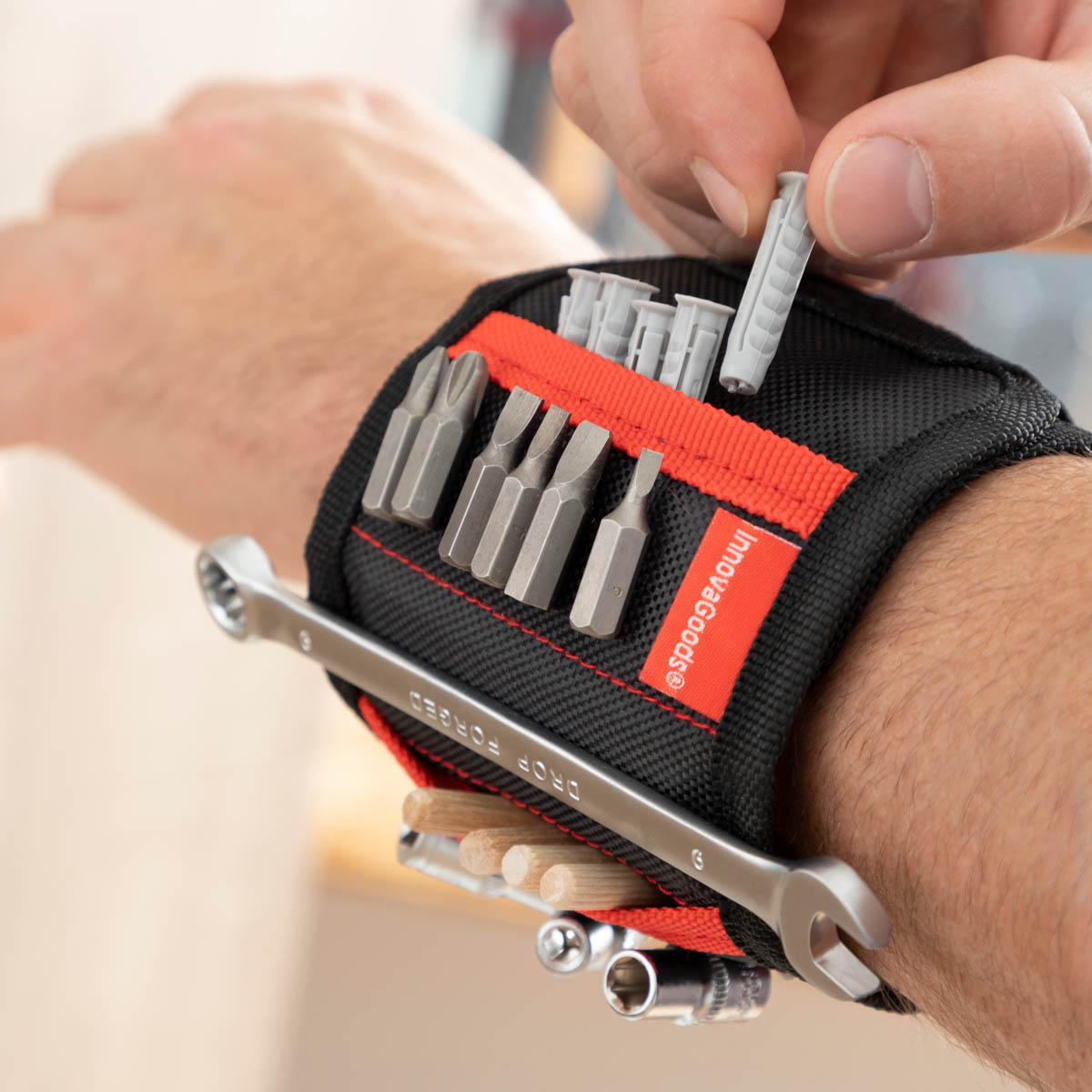 InnovaGoods Magnetický náramek pro kutily WrisTool