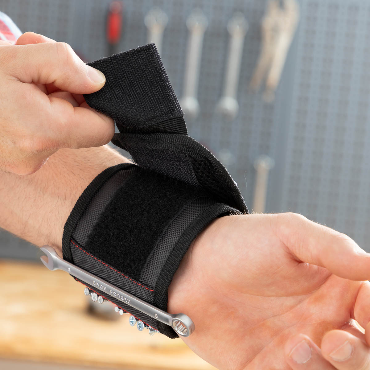 InnovaGoods Magnetický náramek pro kutily WrisTool