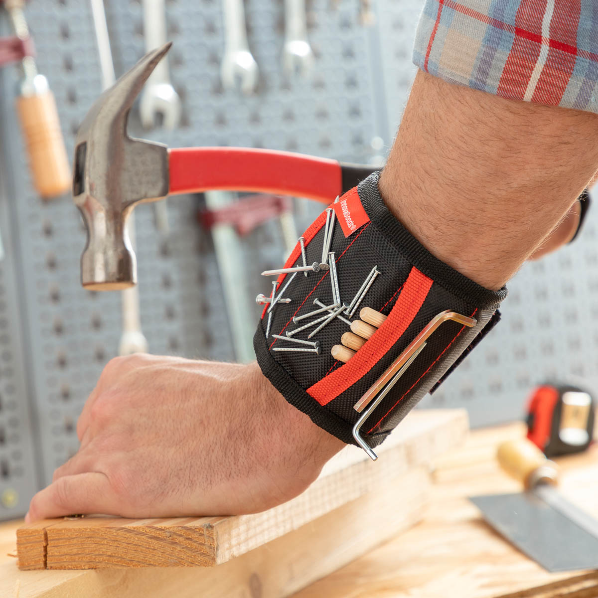 InnovaGoods Magnetický náramek pro kutily WrisTool