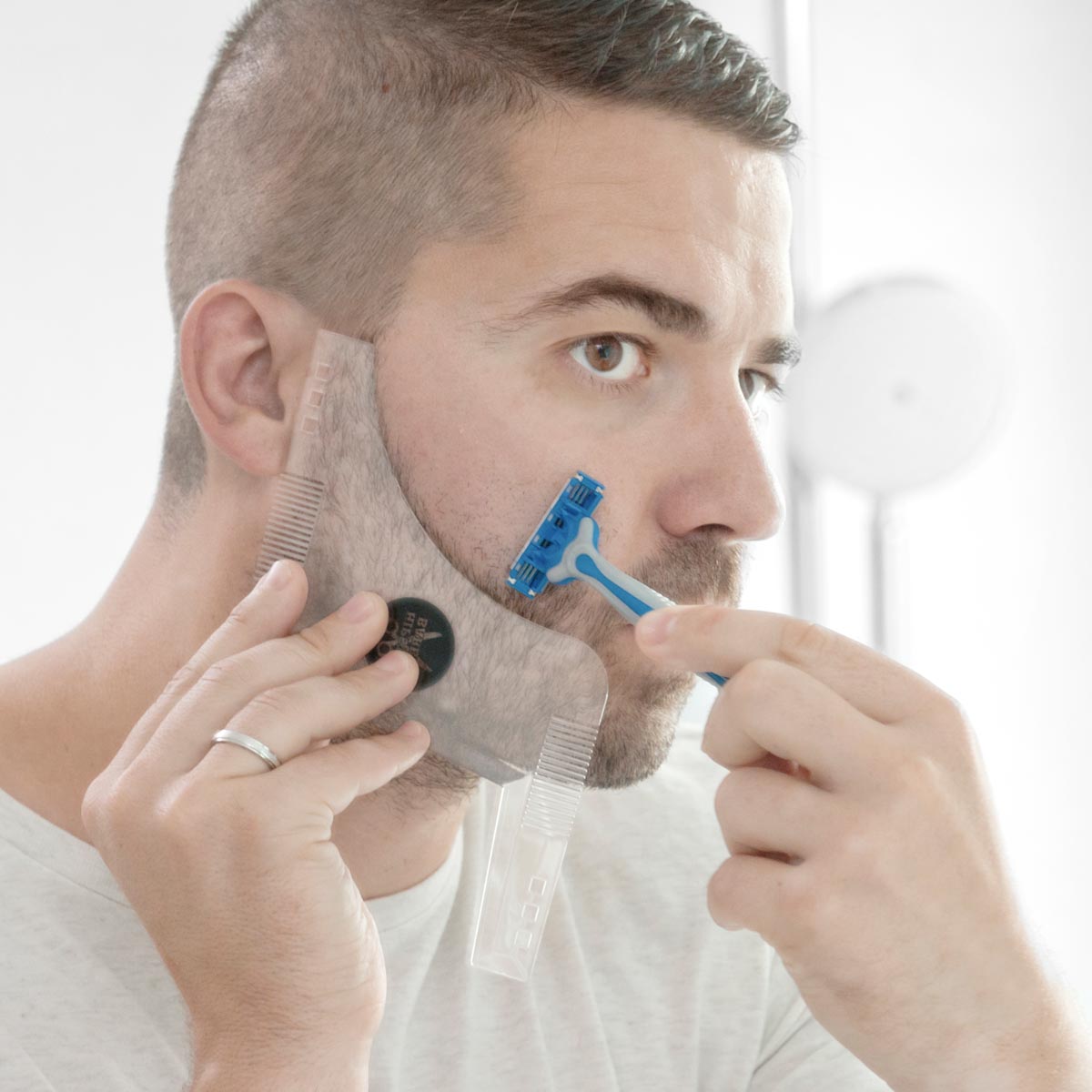 E-shop InnovaGoods Šablona pro holení vousů Barber