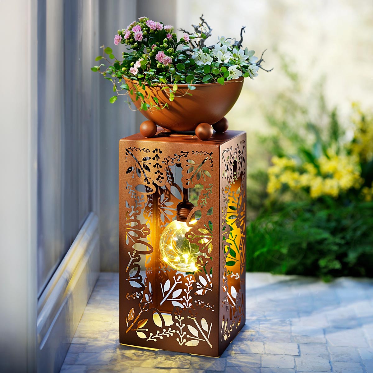 E-shop Weltbild Dekorační lucerna Květy s LED osvětlením a květináčem