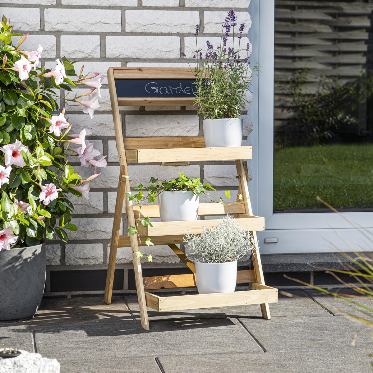E-shop Haushalt international Třístupňový dřevěný stojan na květiny