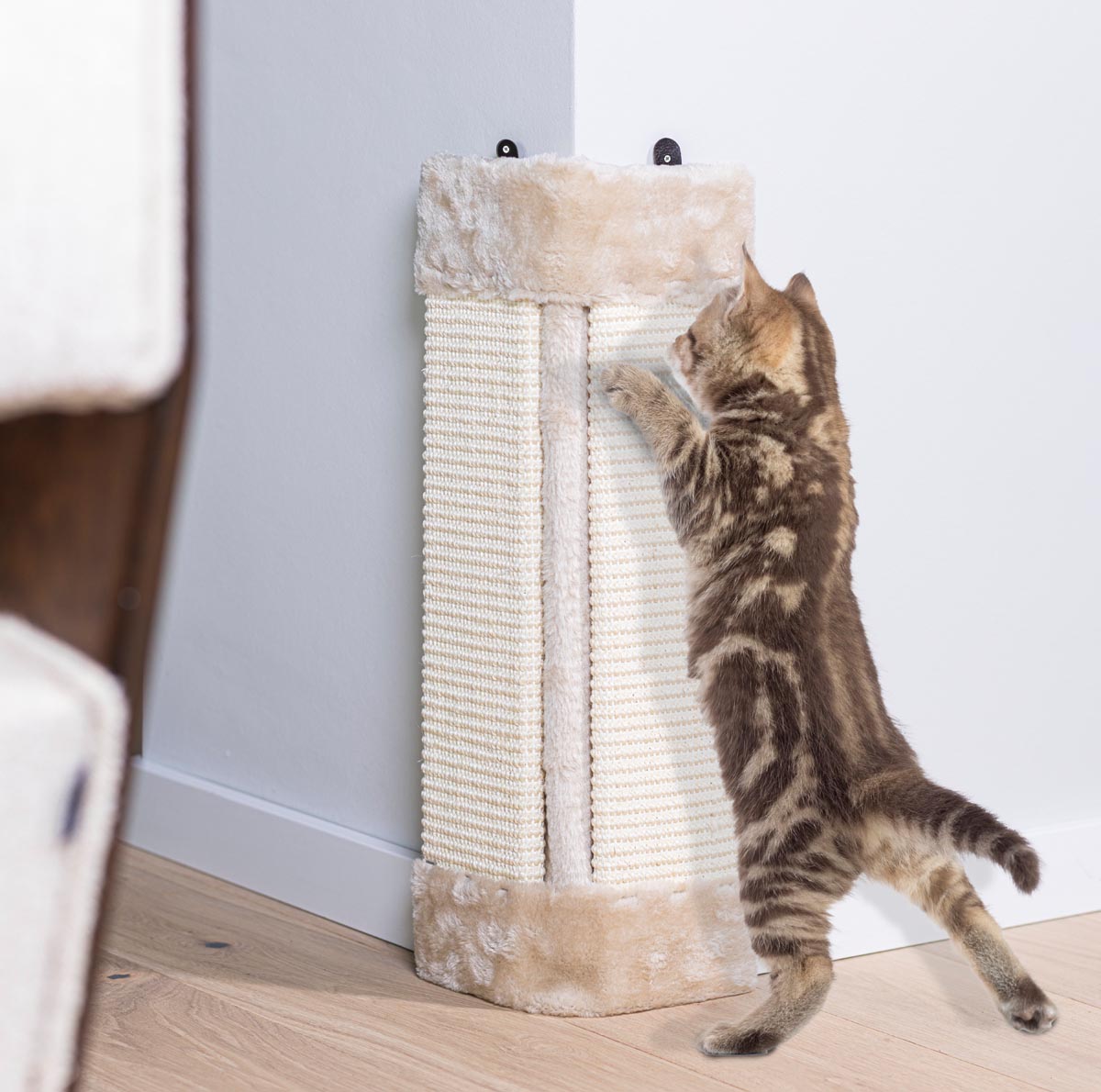 E-shop Haushalt international Rohové škrabadlo pro kočky ze sisalu s plyšem, 50 x 23 cm