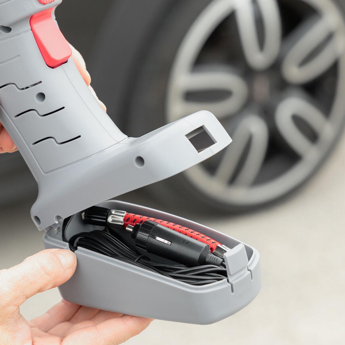 InnovaGoods Přenosný vzduchový kompresor s LED Airpro+