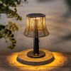 Solární stolní lampa s ratanovým stínidlem