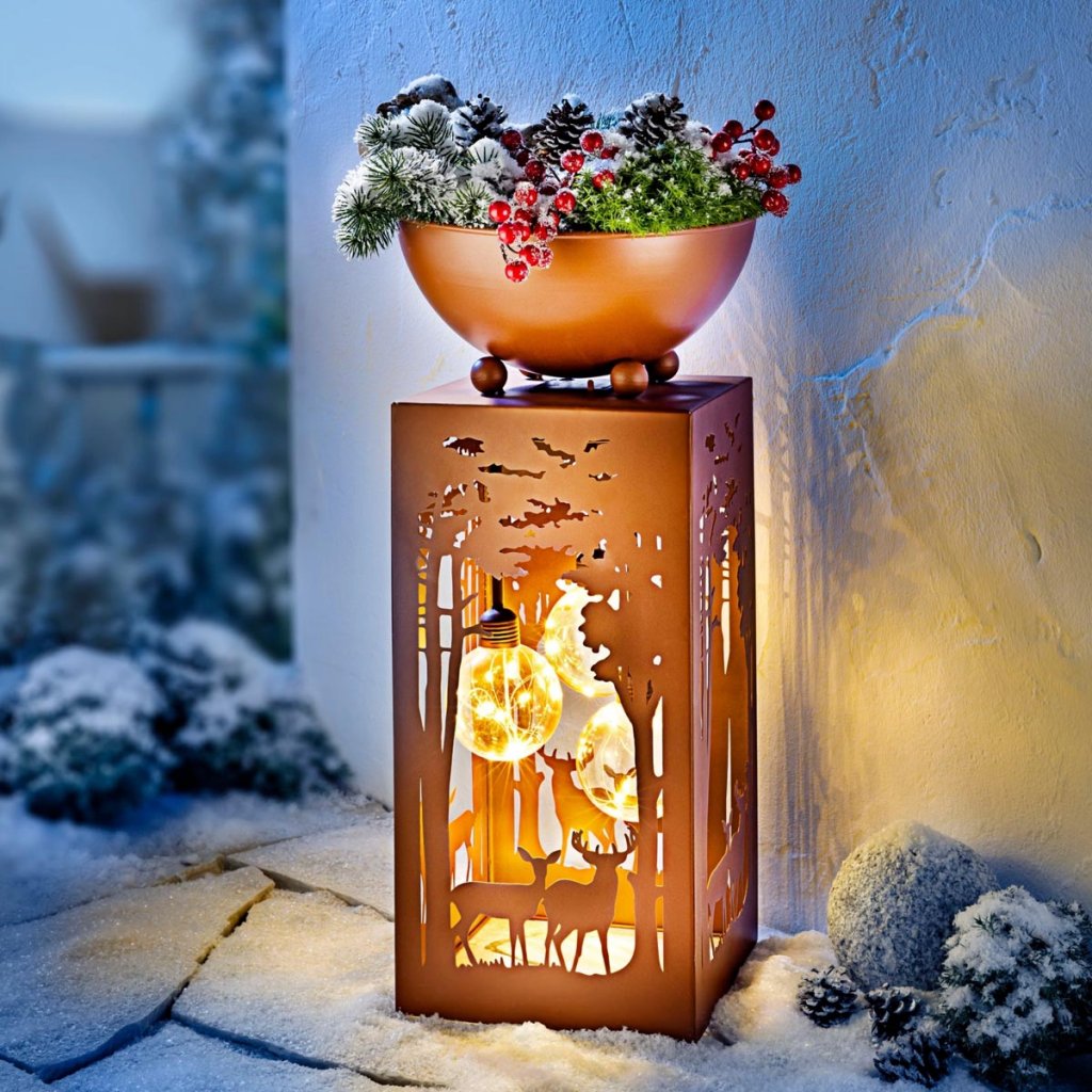 Dekoratívny lampáš Zimný les s LED svetlom a kvetináčom