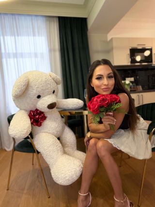 Růže potěší, ale obří medvěd zůstane 🧸🌹 Hebký, roztomilý a připravený na obejmutí 😍 👉 Dárek, který řekne „miluju tě“ za...
