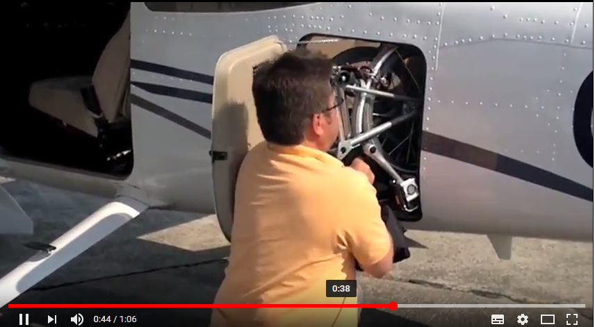 Kolo do letadla? Dvě skládací kola Brompton M6L v letadle Cessna 172