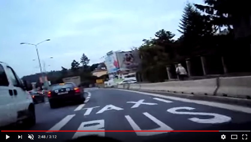 Skládací kolo Brompton M6L v dopravní zácpě