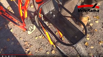 Jak vozit věci na koloběžce? Pivoťák - univerzální přední nosič do 9 kg